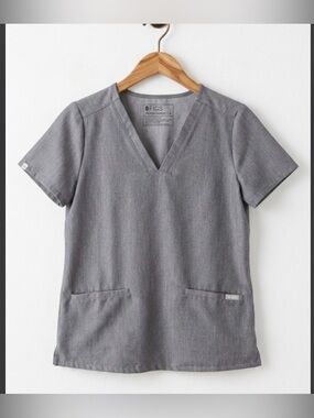 FIGS Casma Three-Pocket Scrub Top Women’s XS Graphite Grey